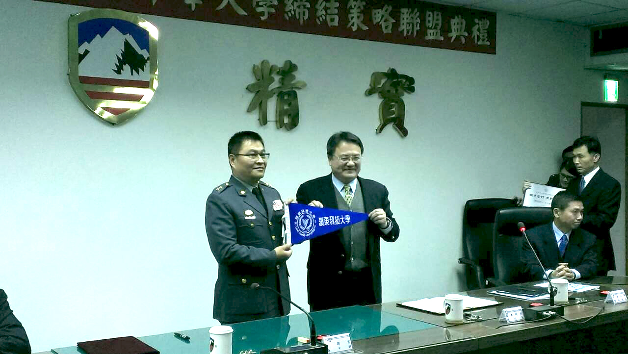 趙志揚校長致贈第十軍團指揮官羅際琴中將(左)本校校旗